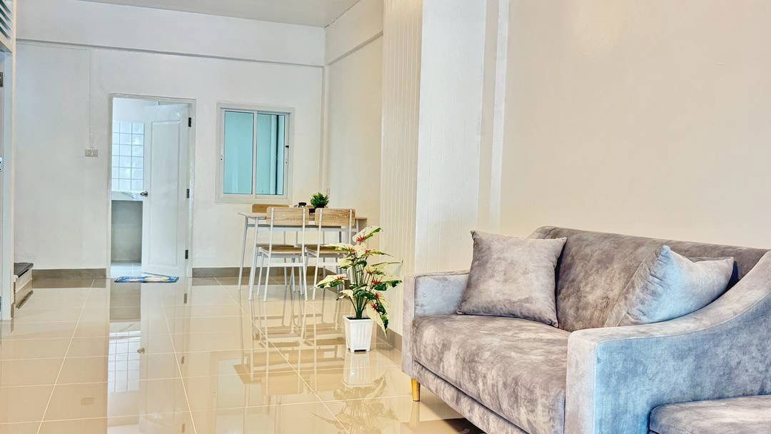 รูป ขายบ้านc ทำเลค้าขายได้ ทาวน์เฮ้าส์ 2 ชั้น ติดถนนเมน รีโนเวทใหม่ พร้อมอยู่ เหมาะทั้งอยู่อาศัยและค้าขาย 💰 ราคาเพียง 1.45 ล้านบาท ฟรีโอน - รูปที่ 9/19