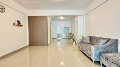 ขายบ้านc ทำเลค้าขายได้ ทาวน์เฮ้าส์ 2 ชั้น ติดถนนเมน รีโนเวทใหม่ พร้อมอยู่ เหมาะทั้งอยู่อาศัยและค้าขาย 💰 ราคาเพียง 1.45 ล้านบาท ฟรีโอน