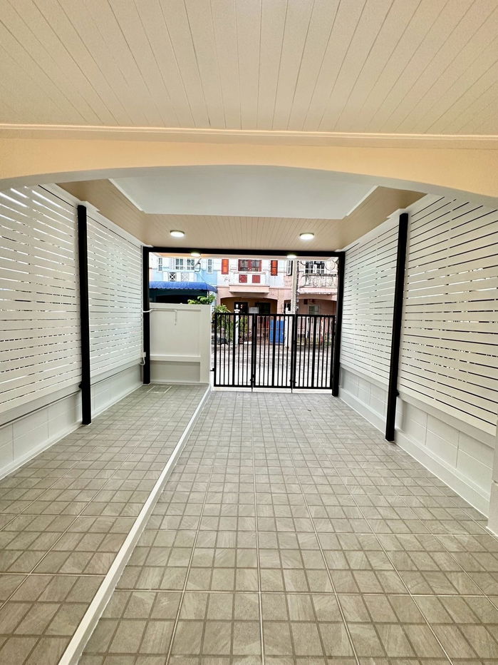 รูป ขายทาวน์เฮาส์ 2 ชั้น หมู่บ้านลุมพินี ตกแต่งใหม่ พร้อมอยู่ มีระเบียงหน้าบ้าน ต่อเติมห้องนอนชั้นล่าง บ้านโปร่ง ราคาเพียง 1,990,000 บาท ฟรีโอน - รูปที่ 3/17