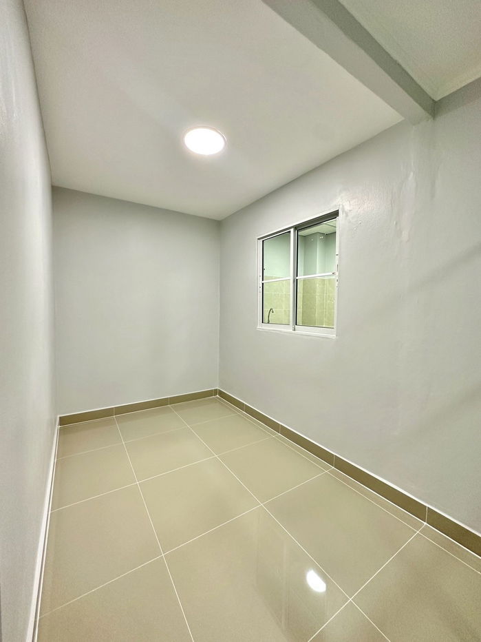 รูป ขายทาวน์เฮาส์ 2 ชั้น หมู่บ้านลุมพินี ตกแต่งใหม่ พร้อมอยู่ มีระเบียงหน้าบ้าน ต่อเติมห้องนอนชั้นล่าง บ้านโปร่ง ราคาเพียง 1,990,000 บาท ฟรีโอน - รูปที่ 9/17