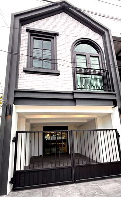 ทาวน์โฮม เขตวัฒนา : S909 [ขาย] Modern French Classic Townhome 💰 ราคาเพียง 13.59 ล้านบาท 📍BTS พระโขนง และ BTS เอกมัย