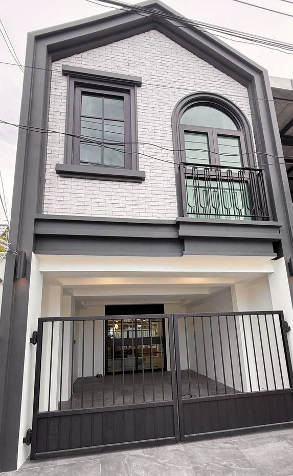 รูป S909 [ขาย] Modern French Classic Townhome 💰 ราคาเพียง 13.59 ล้านบาท 📍BTS พระโขนง และ BTS เอกมัย - รูปที่ 1/27