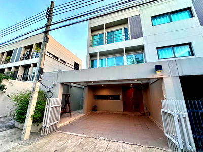 ทาวน์โฮมให้เช่า : Townhome for rent: Noble Cube Phatthanakan (SPSAD3649)