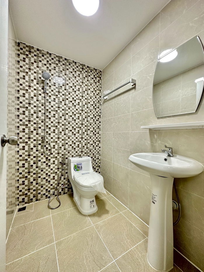 รูป ขายทาวน์เฮาส์ 2 ชั้น หมู่บ้านลุมพินี ตกแต่งใหม่ พร้อมอยู่ มีระเบียงหน้าบ้าน ต่อเติมห้องนอนชั้นล่าง บ้านโปร่ง ราคาเพียง 1,990,000 บาท ฟรีโอน - รูปที่ 6/17