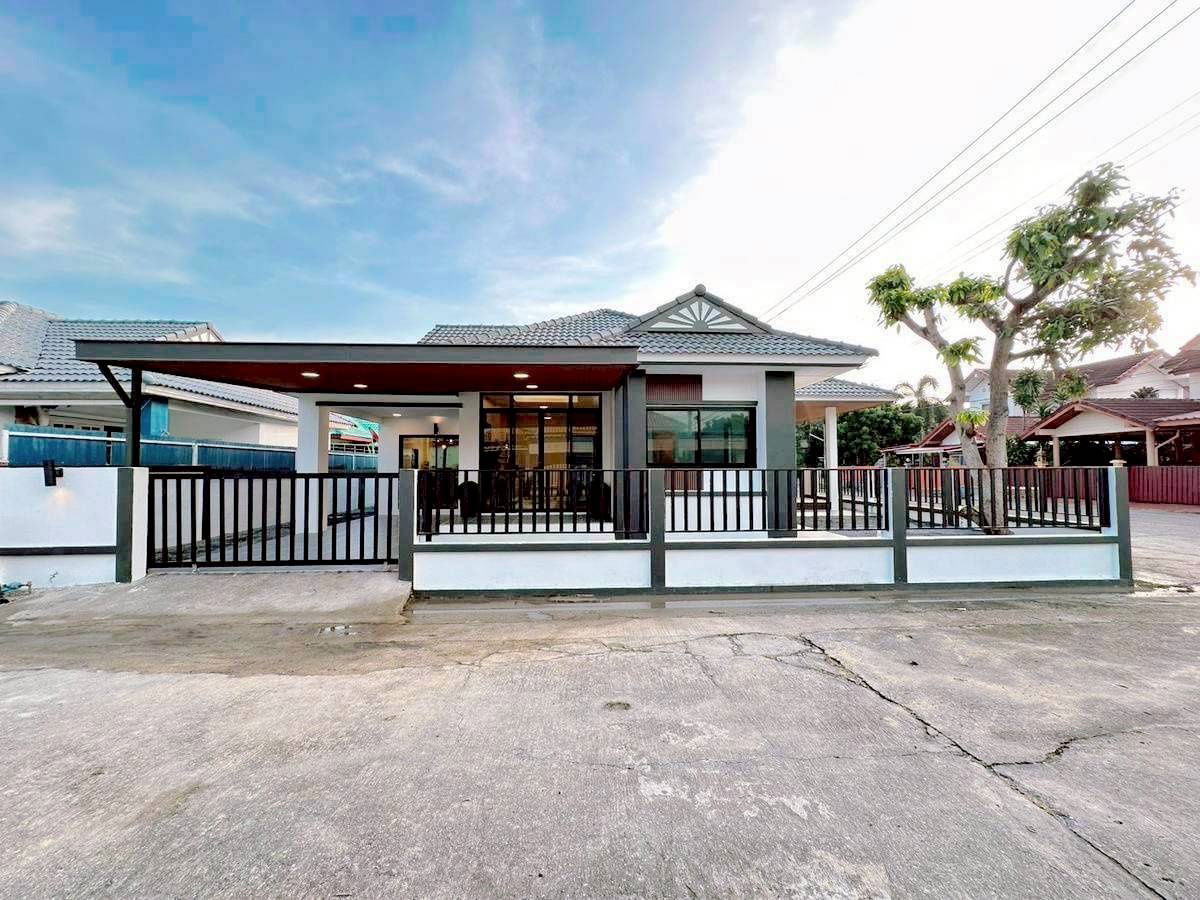 รูป บ้านเดี่ยวชั้นเดียว กว้างมาก ตกแต่งใหม่ทั้งหลัง หมู่บ้าน ซื่อตรง ถนนสุวินทวงศ์ 29 แขวงลำผักชี เขตหนองจอก พร้อมเฟอร์ฯ - รูปที่ 1/21