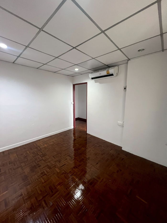 picture "Prime Location Alert: Newly renovated townhouse in Lak Si! Walking distance to BTS/MRT and 7-Eleven." - 19/22