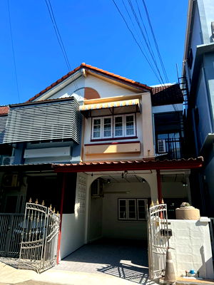 Townhouses for rent Phahonyothin Road : "Prime Location Alert: Newly renovated townhouse in Lak Si! Walking distance to BTS/MRT and 7-Eleven."