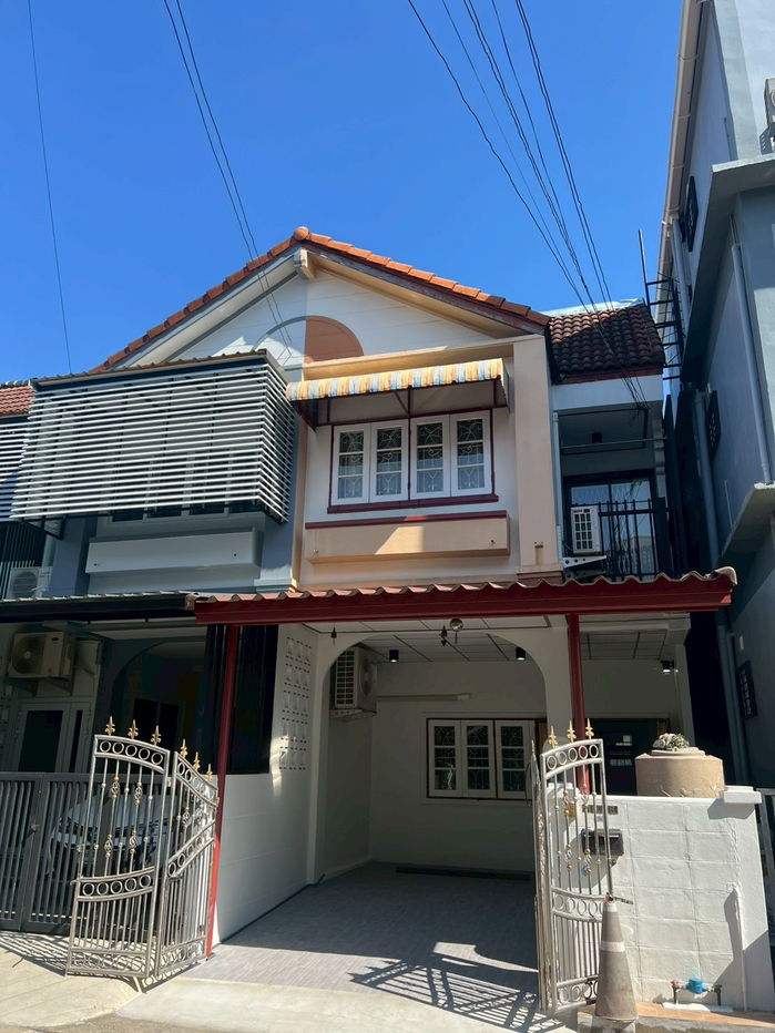 picture "Prime Location Alert: Newly renovated townhouse in Lak Si! Walking distance to BTS/MRT and 7-Eleven." - 1/22