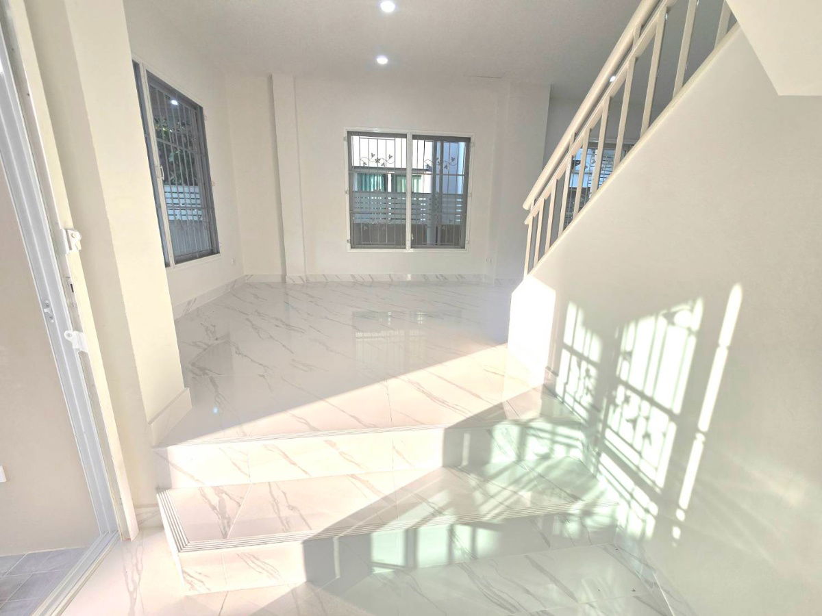 รูป บ้านแฝด ตกแต่งรีโนเวทใหม่ กว้างขวาง ทำเลดี เดินทางสะดวก หมู่บ้าน บุณฑริก นิวสไตล์   ต.ลาดสวาย อ.ลำลูกกา จ.ปทุมธานี  - รูปที่ 9/39