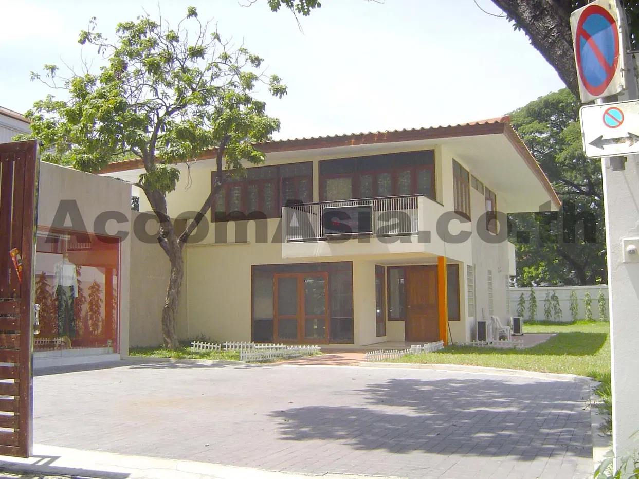 picture 🔼🔽 AccomA 📩  3 BR House in Khlong Tan Nuea (90330) - 1/2