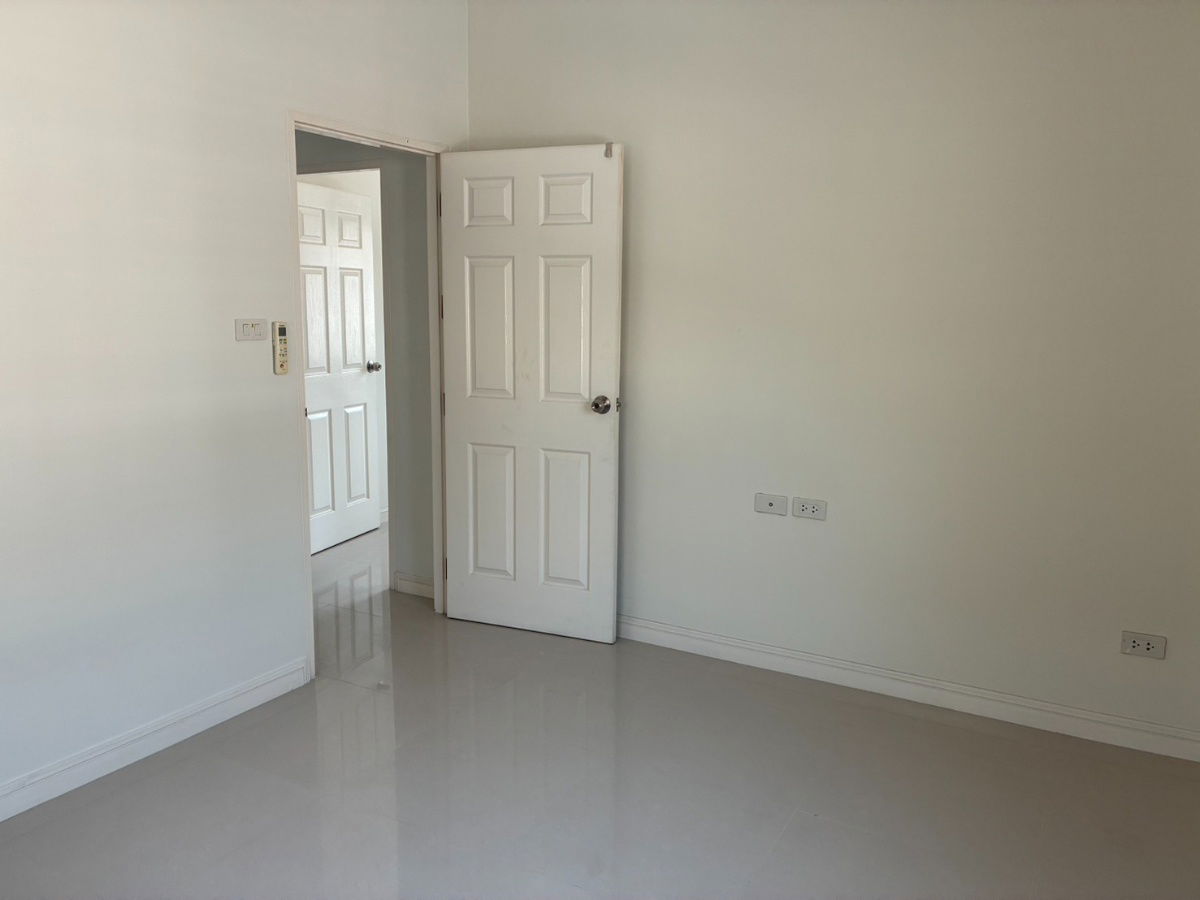 รูป ให้เช่าบ้านเดี่ยว 2 ชั้น หลังริม ขนาด 62 ตร.ว. ซอยสวนสราญ ถนนบางเชือกหนัง 9 ตลิ่งชัน  รีโนเวทใหม่ พร้อมอยู่ - รูปที่ 8/10