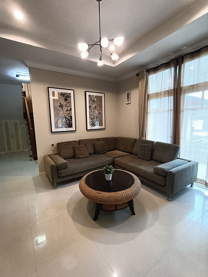 picture Luxury house near Windmill Golf Course, 137 sq. wah, with a jacuzzi in a beautiful front garden. - 6/7