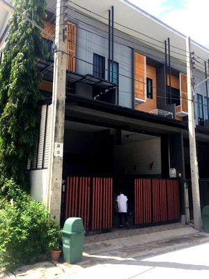 Home office for rent Bueng Kum : Renting out Eco-Space Kaset-Nawamin village, located on the main road, opposite Chocolate Ville, with easy access in and out. 