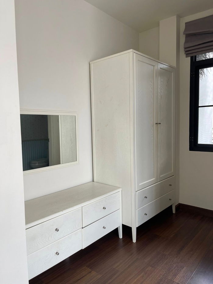 picture  Two storey house for rent with 5 bedrooms,5 toilets and 1 kitchen.  - 17/25