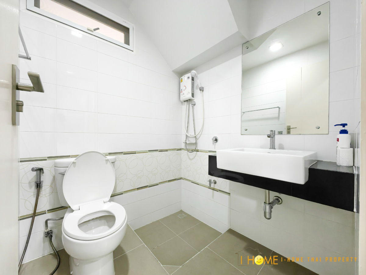 picture  Two storey house for rent with 3 bedrooms,2 toilets and 1 kitchen.  - 11/27