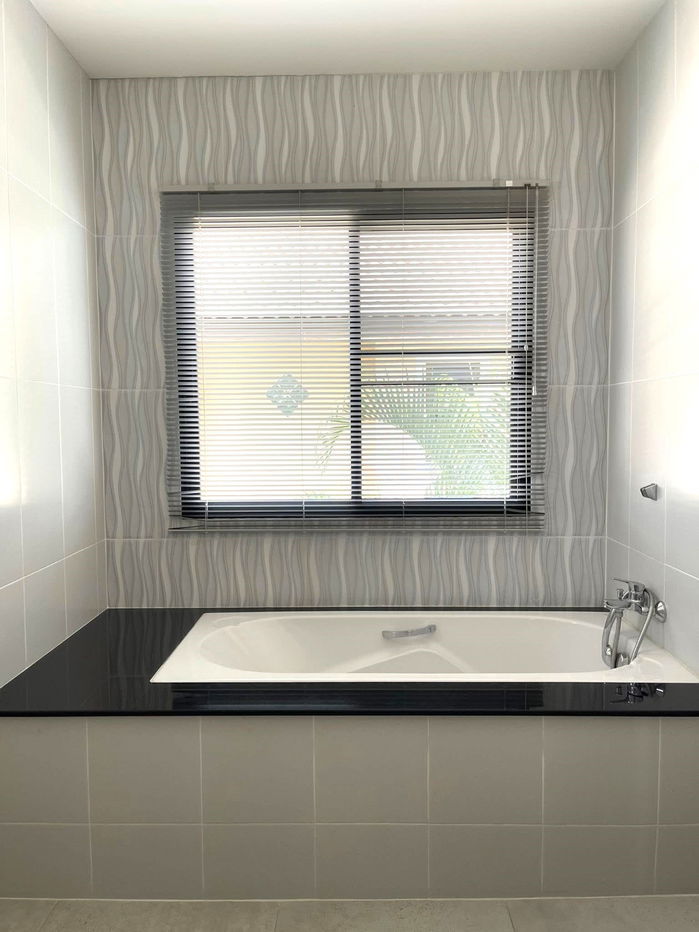 picture  Two storey house for rent with 5 bedrooms,5 toilets and 1 kitchen.  - 15/25