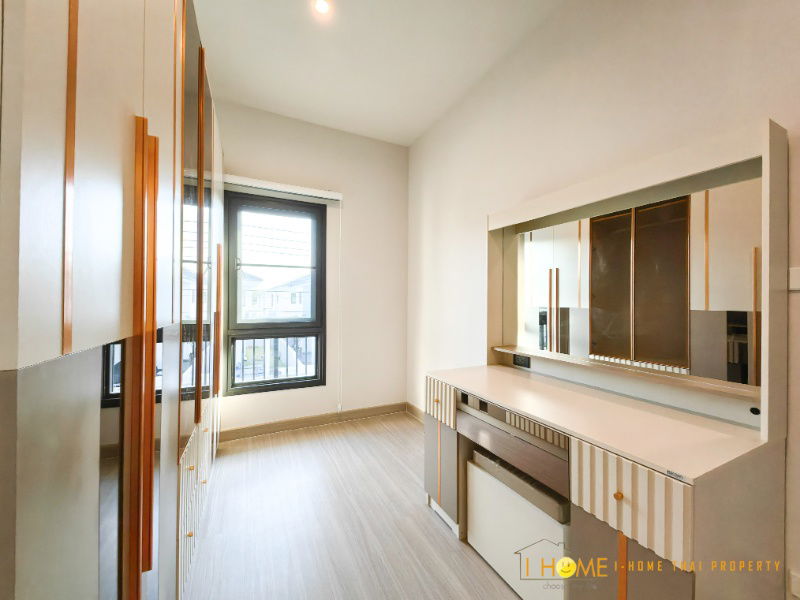 picture Two storey house for rent with 4 bedrooms,3 toilets and 2 kitchens.  - 37/43