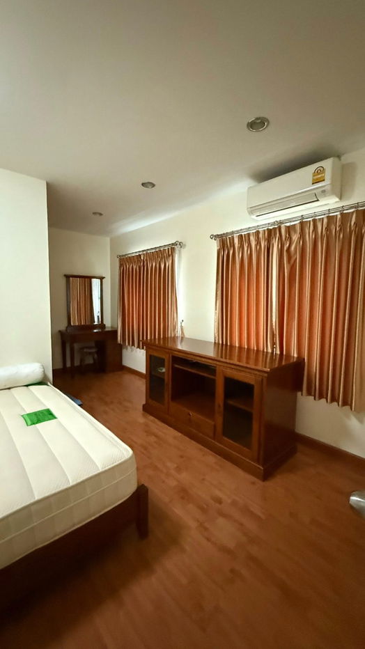 picture Two storey house for rent with 4 bedrooms,4 toilets and 1 kitchen. - 6/7