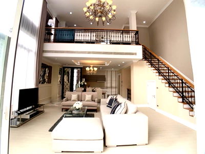 Houses for sale Srinakharinwirot University Prasanmit Campus : 4-bed townhome prime area sukhumwit