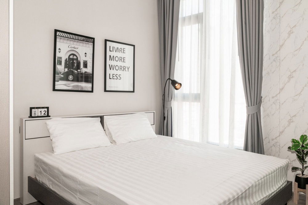 picture The Address Siam Ratchathewiใ๐๐๐๐ใ๐ฅLuxury style room with airy white tones, lightly detailed furniture๐ฅ Contact Line ID: @hacondo - 1/7