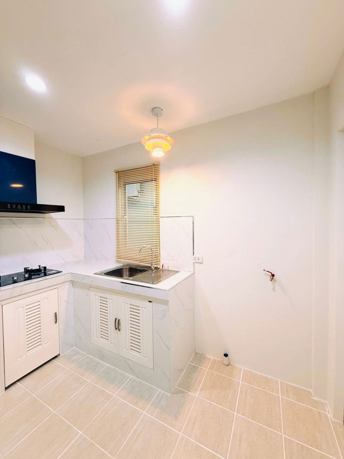 รูป บ้านแฝด ทรงโมเดิร์น แต่งใหม่ รีโนเวทพร้อมอยู่ ในซอยเนินพลับหวาน - รูปที่ 6/22