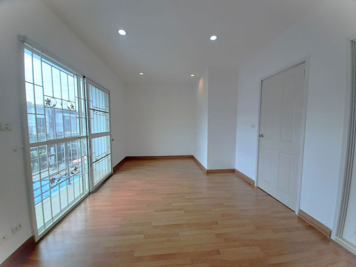 picture Townhome, completely renovated, Pruksa Town Next  , Phutthamonthon Sai 4, area 18.1 sq m, 3 bedrooms, 2 bathrooms,   1.65 million,  085-0732541. - 11/19