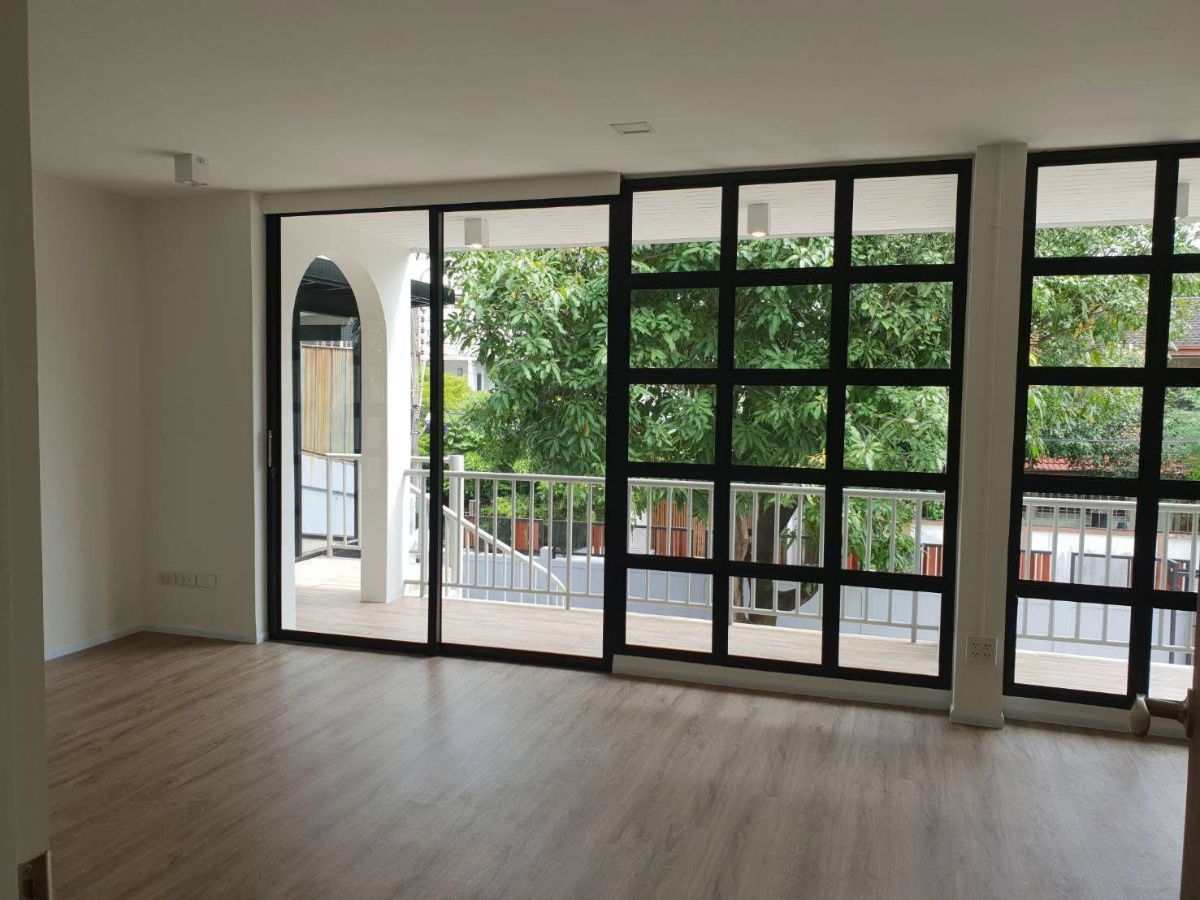 picture Home Office for Rent on Sukhumvit 64 – Excellent Location Only 700 meters from BTS Punnawithi Large land size: 100 sq.w., with parking for 7–8 cars - 8/20