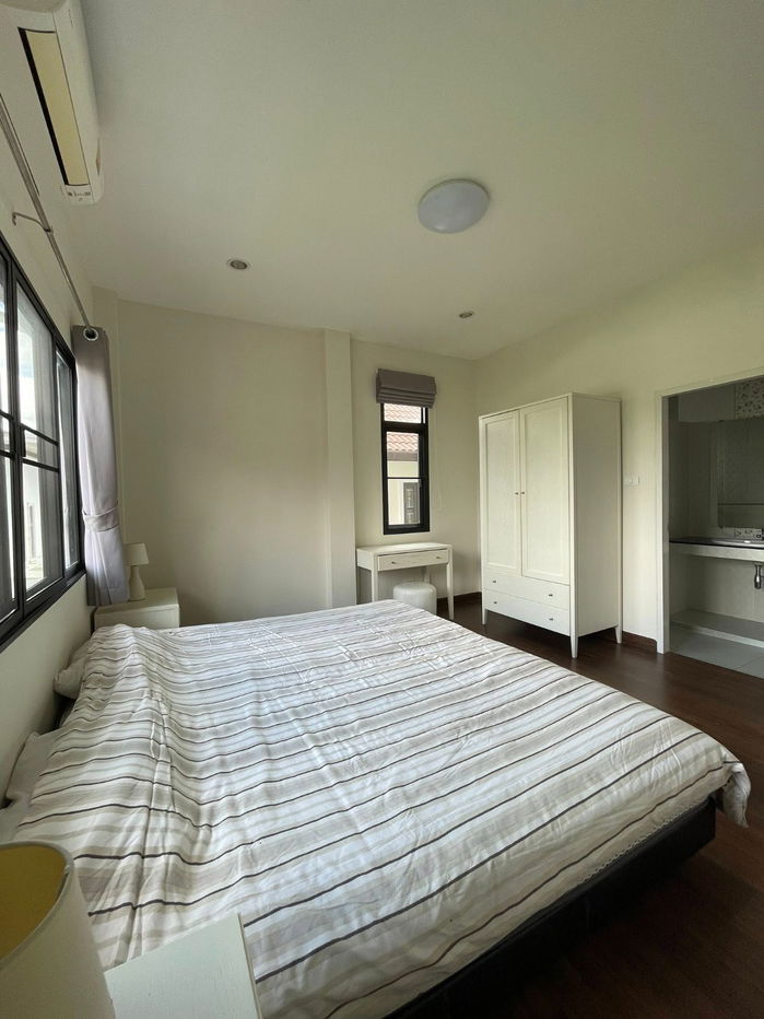 picture  Two storey house for rent with 5 bedrooms,5 toilets and 1 kitchen.  - 20/25