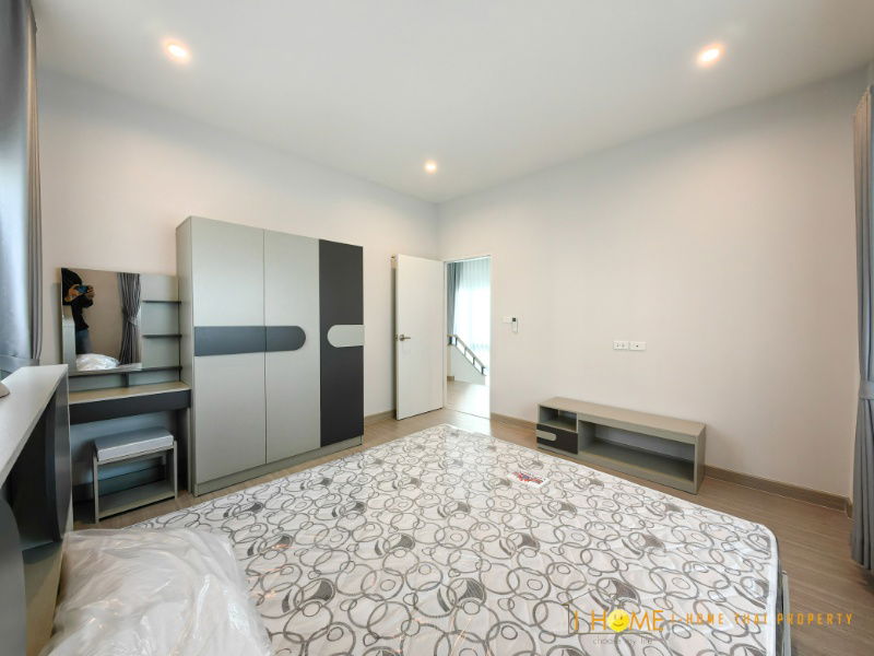 picture Two storey house for rent with 4 bedrooms,3 toilets and 2 kitchens.  - 33/43