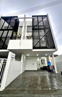 Townhouses for rent Phra Khanong : For rent, for rent, for rent, townhouse, Sukhumvit 93, cheap price, interested, Line: @951qfbfi