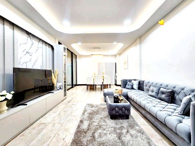 Houses for rent Pakin Building : 3-Storey Townhome for Rent, Behind Central Rama 9 Prime downtown location with excellent accessibility Usable area 400 SQM  with 6 bedrooms