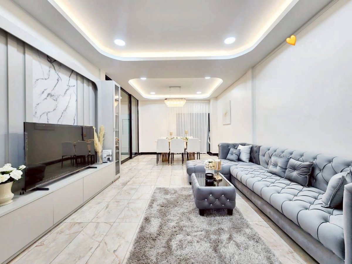 picture 3-Storey Townhome for Rent, Behind Central Rama 9 Prime downtown location with excellent accessibility Usable area 400 SQM  with 6 bedrooms - 1/19