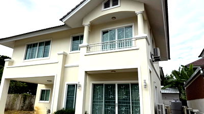 Houses for rent Chiang Mai : Two storey house for rent with 4 bedrooms,4 toilets and 1 kitchen. 