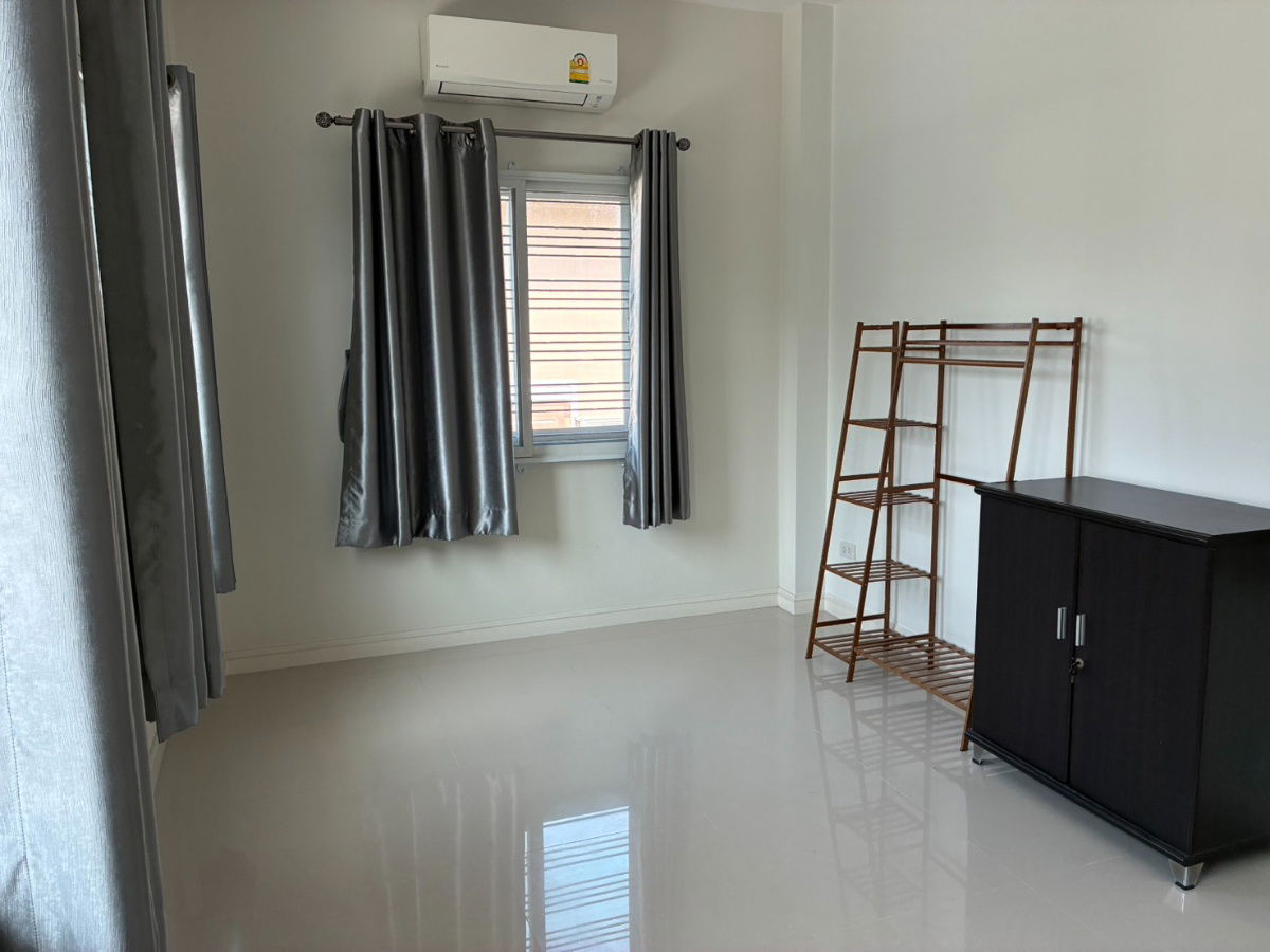 รูป ให้เช่าบ้านเดี่ยว 2 ชั้น หลังริม ขนาด 62 ตร.ว. ซอยสวนสราญ ถนนบางเชือกหนัง 9 ตลิ่งชัน  รีโนเวทใหม่ พร้อมอยู่ - รูปที่ 9/10