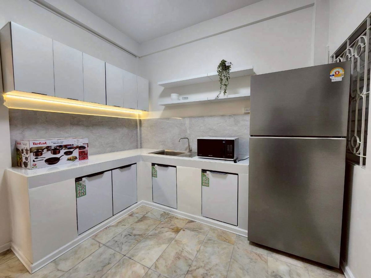 picture 3-Storey Townhome for Rent, Behind Central Rama 9 Prime downtown location with excellent accessibility Usable area 400 SQM  with 6 bedrooms - 14/19