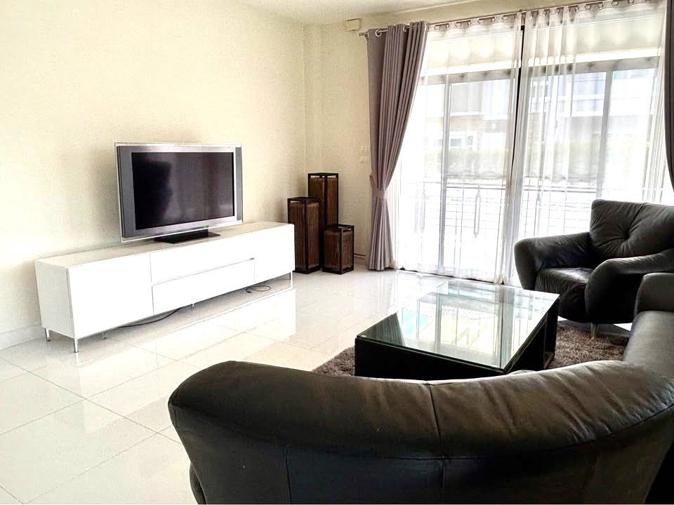 picture  Two storey house for rent with 5 bedrooms,5 toilets and 1 kitchen.  - 4/25