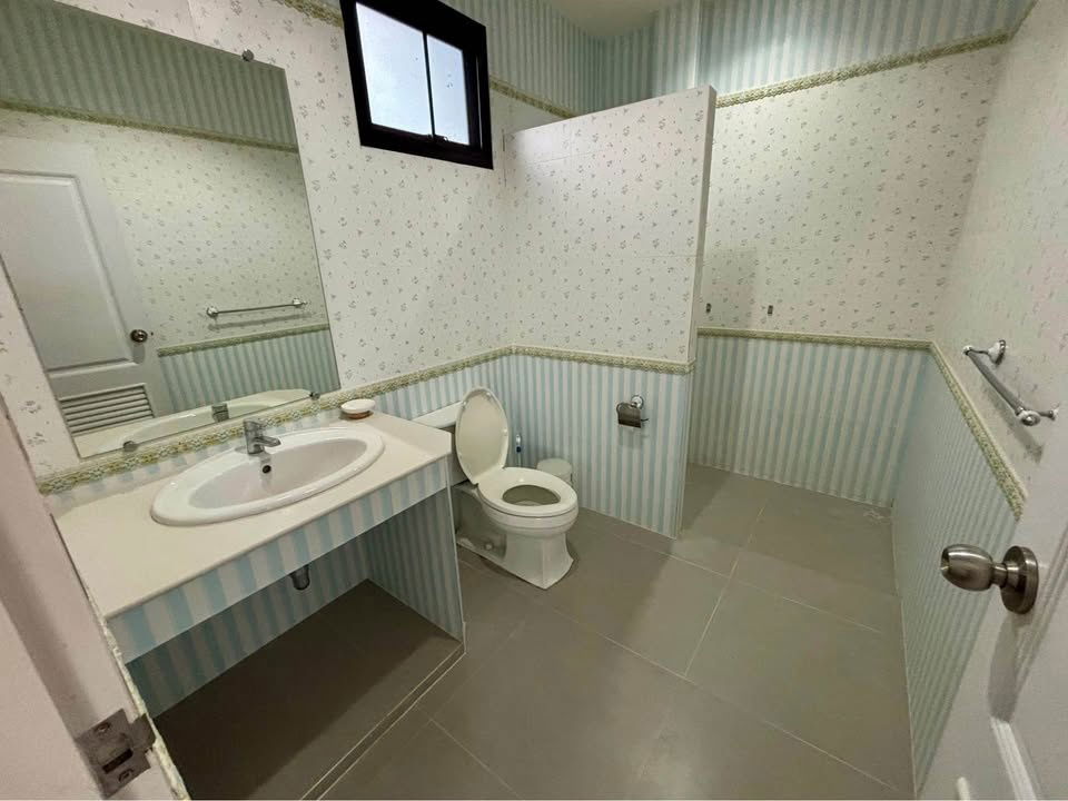 picture  Two storey house for rent with 5 bedrooms,5 toilets and 1 kitchen.  - 18/25