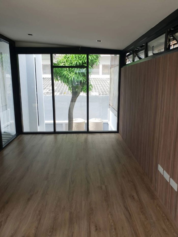 picture Home Office for Rent on Sukhumvit 64 – Excellent Location Only 700 meters from BTS Punnawithi Large land size: 100 sq.w., with parking for 7–8 cars - 19/20