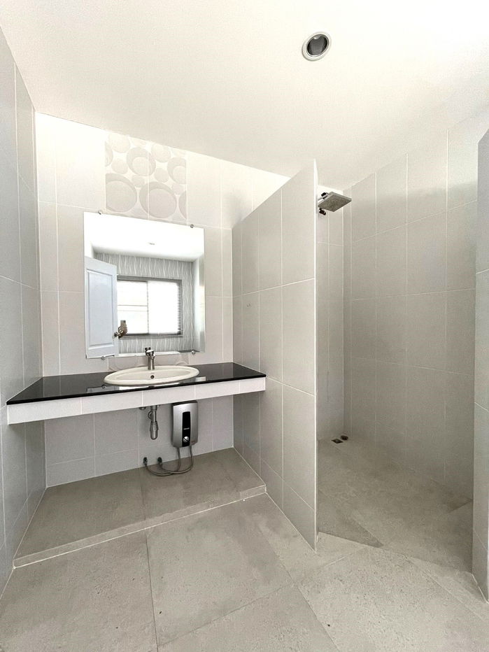 picture  Two storey house for rent with 5 bedrooms,5 toilets and 1 kitchen.  - 9/25