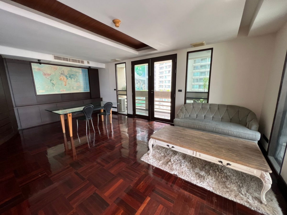 picture Spacious 4-Bed Condo with City Views at City Lakes Tower Sukhumvit 16, Khlong Toei - 3/18