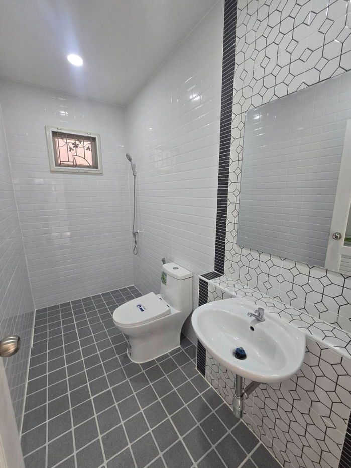 รูป บ้านแฝด ตกแต่งรีโนเวทใหม่ กว้างขวาง ทำเลดี เดินทางสะดวก หมู่บ้าน บุณฑริก นิวสไตล์   ต.ลาดสวาย อ.ลำลูกกา จ.ปทุมธานี  - รูปที่ 24/39