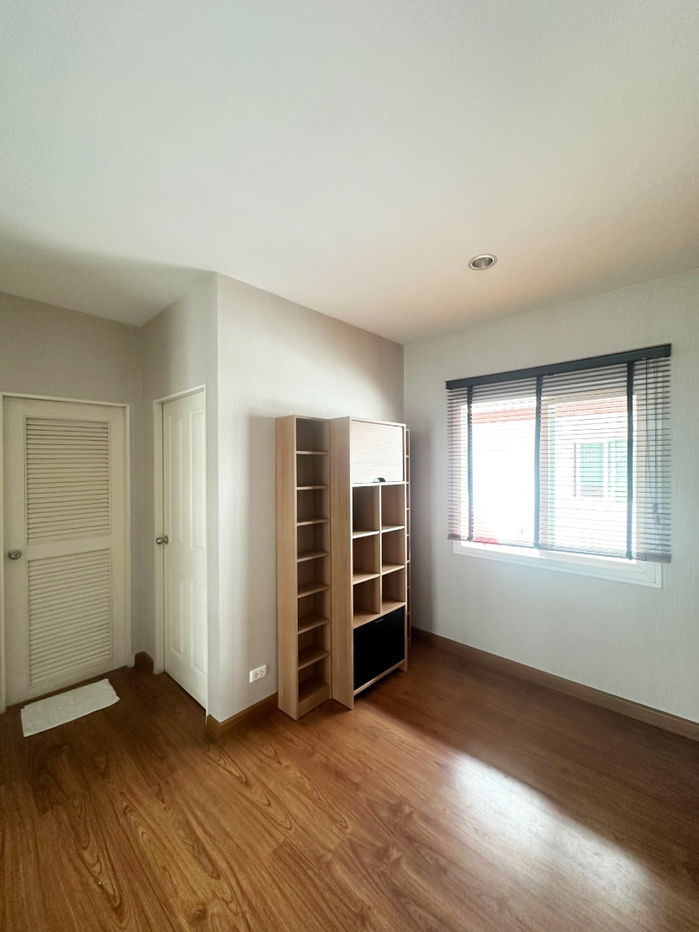 picture A detached house with 3 bedrooms and 3 toilets. - 13/19