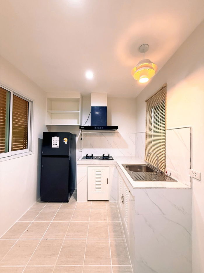 รูป บ้านแฝด ทรงโมเดิร์น แต่งใหม่ รีโนเวทพร้อมอยู่ ในซอยเนินพลับหวาน - รูปที่ 11/22