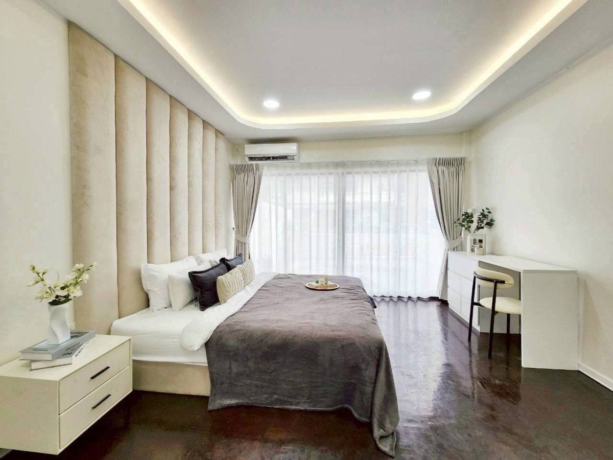 picture 3-Storey Townhome for Rent, Behind Central Rama 9 Prime downtown location with excellent accessibility Usable area 400 SQM  with 6 bedrooms - 16/19