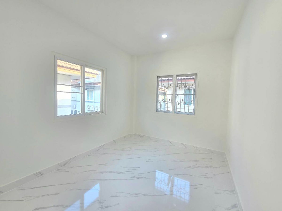 รูป บ้านแฝด ตกแต่งรีโนเวทใหม่ กว้างขวาง ทำเลดี เดินทางสะดวก หมู่บ้าน บุณฑริก นิวสไตล์   ต.ลาดสวาย อ.ลำลูกกา จ.ปทุมธานี  - รูปที่ 32/39