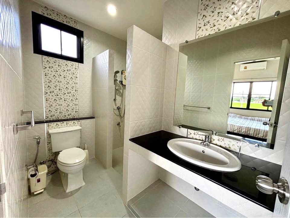 picture  Two storey house for rent with 5 bedrooms,5 toilets and 1 kitchen.  - 21/25