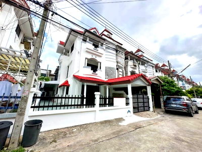 เช่าบ้านแฝด เขตพระโขนง : HR3035ให้เช่าบ้านแฝด 4 ชั้น หมู่บ้าน Home Avenue ซอยประวิทย์และเพื่อน 16 พร้อมอยู่ เดินทางสะดวก