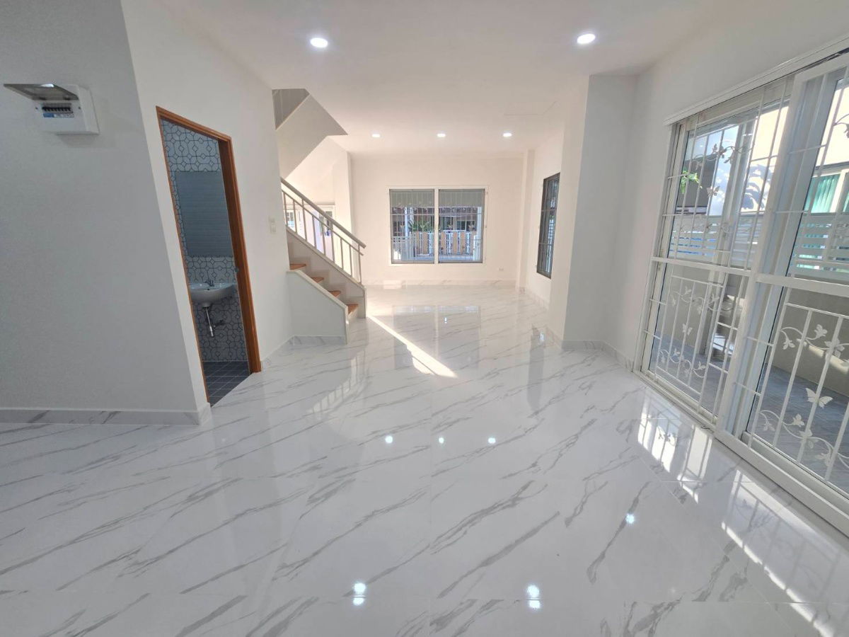 รูป บ้านแฝด ตกแต่งรีโนเวทใหม่ กว้างขวาง ทำเลดี เดินทางสะดวก หมู่บ้าน บุณฑริก นิวสไตล์   ต.ลาดสวาย อ.ลำลูกกา จ.ปทุมธานี  - รูปที่ 23/39