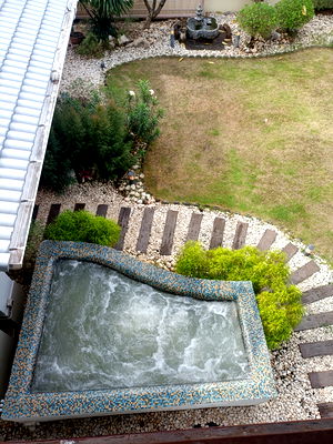 Houses for sale Samut Prakarn : Luxury house near Windmill Golf Course, 137 sq. wah, with a jacuzzi in a beautiful front garden.