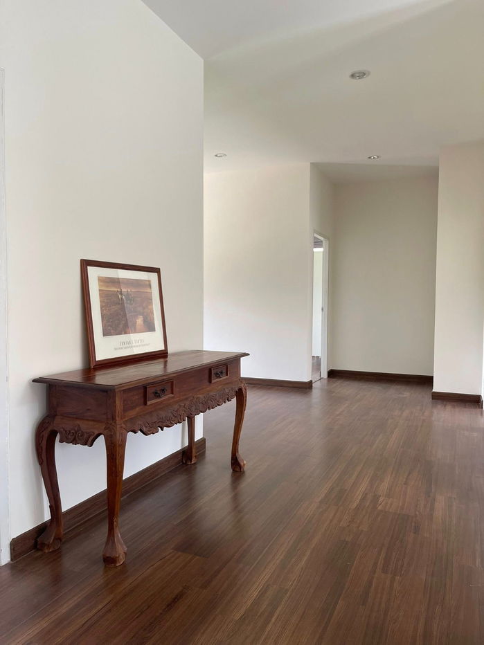 picture  Two storey house for rent with 5 bedrooms,5 toilets and 1 kitchen.  - 10/25